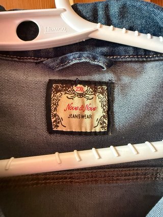 Chaqueta vaquera azul con detalles rosas