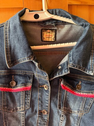 Chaqueta vaquera azul con detalles rosas