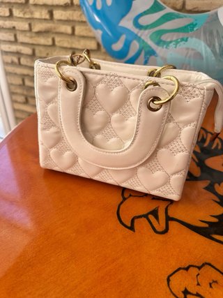 Bolso blanco con detalles dorados