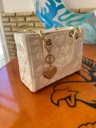Bolso blanco con detalles dorados