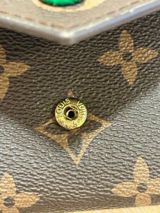 Cartera marron con logo
