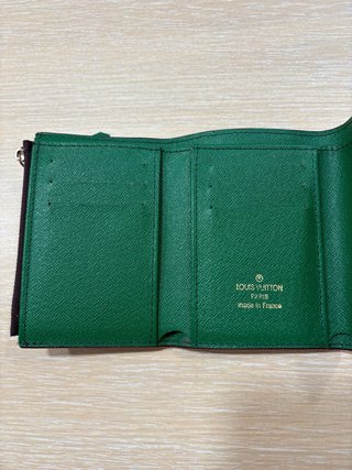 Cartera marron con logo