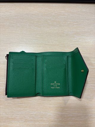 Cartera marron con logo