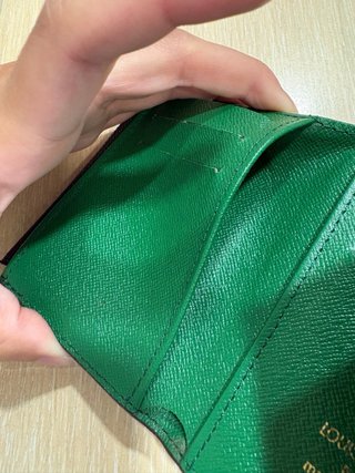 Cartera marron con logo