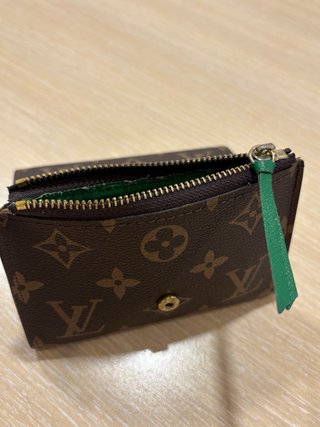 Cartera marron con logo