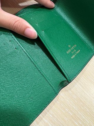 Cartera marron con logo