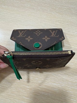 Cartera marron con logo