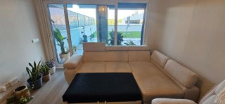 Sofá chaiselongue beige y sillón individual