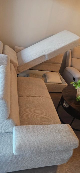 Sofá chaiselongue beige y sillón individual