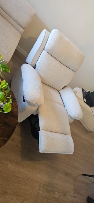 Sofá chaiselongue beige y sillón individual