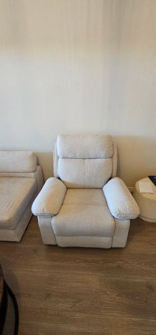 Sofá chaiselongue beige y sillón individual