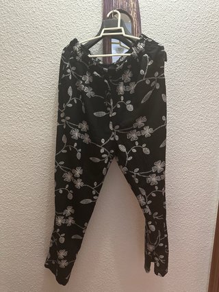 Mono morado con volantes , mono marrón y pantalón