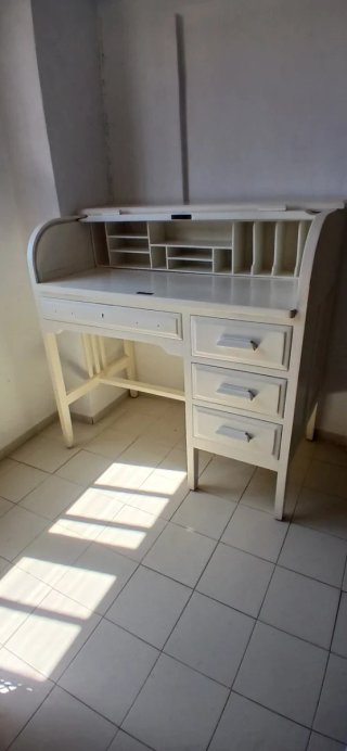 Buró de madera blanco con cajones