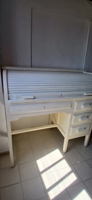 Buró de madera blanco con cajones