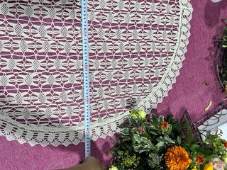 Mantel tejido beige y morado para mesa redonda