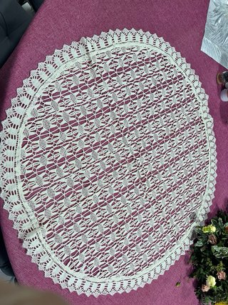 Mantel tejido beige y morado para mesa redonda