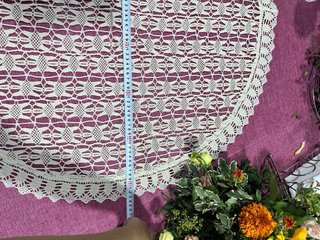 Mantel tejido beige y morado para mesa redonda