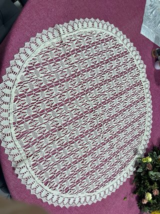 Mantel tejido beige y morado para mesa redonda