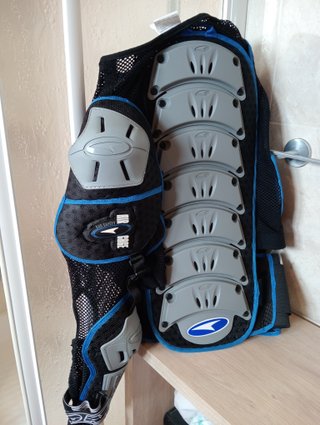 Peto Protección Moto Azul y Negro AXO
