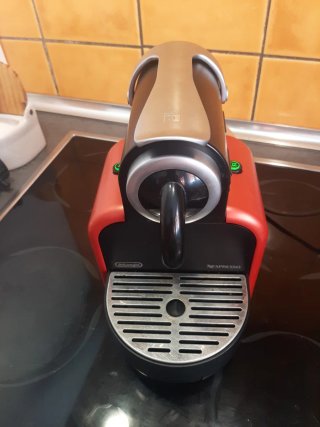 Macchina da caffè Nespresso DeLonghi rossa