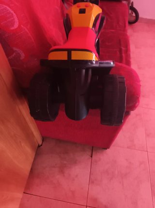 Moto infantil roja y amarilla