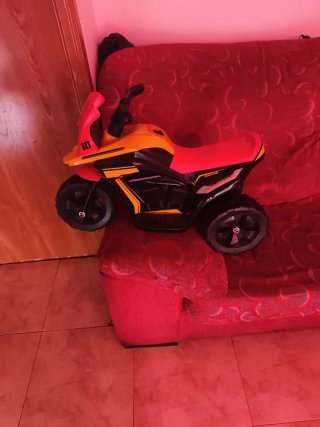 Moto infantil roja y amarilla