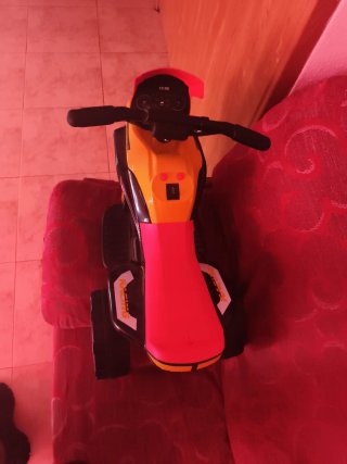 Moto infantil roja y amarilla