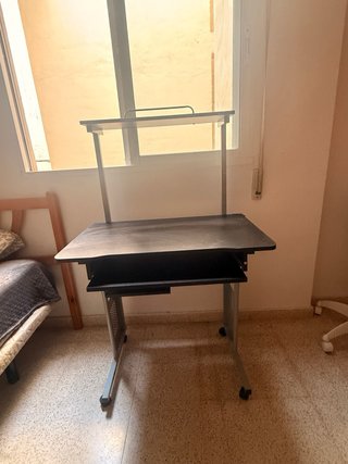 Escritorio negro y gris con ruedas