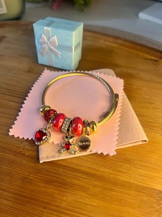Bracciale in acciaio con ciondoli rossi