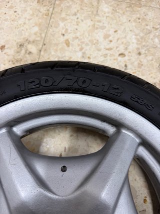 Neumático 120/70-12 con llanta
