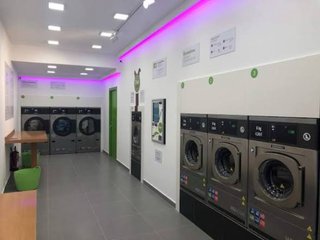 Dos lavanderías Autoservicio