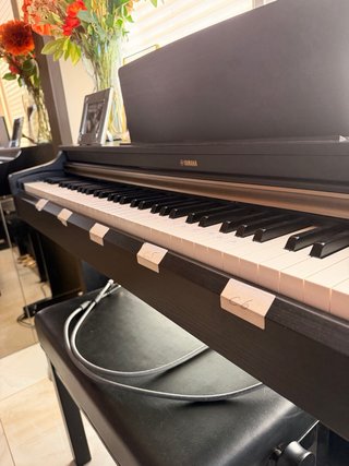 Piano Eléctrico negro lYamaha Arius YDP-162