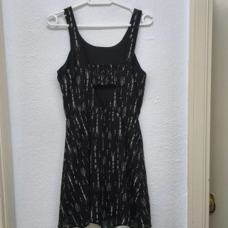 Vestido negro con estampado blanco