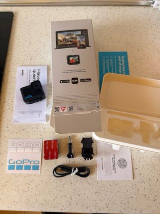 GOPRO HERO 4K CON CAJA Y ACCESORIOS COMO NUEVA