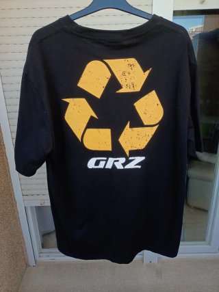 Camiseta GRAILZ Negra con Logo Reciclaje Amarillo