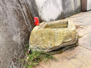 Pila de piedra rectangular antigua