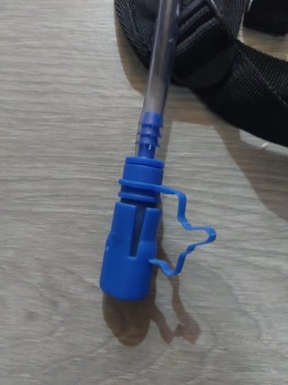 Mochila de hidratación roja y negra