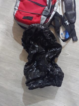 Mochila de hidratación roja y negra