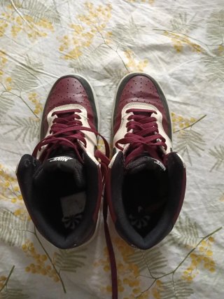 Zapatillas Nike altas moradas y blancas