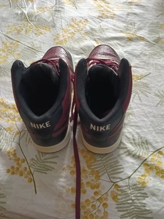 Zapatillas Nike altas moradas y blancas