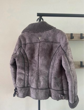 Cazadora Guess efecto ante gris