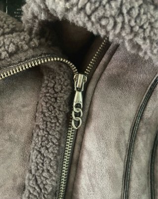 Cazadora Guess efecto ante gris