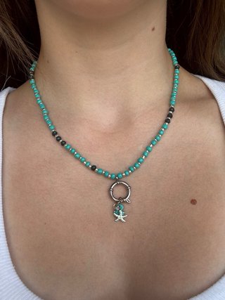 Collana azzurra con chiusura polipetto e stella
