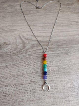 Collar de chakras con colgante de luna
