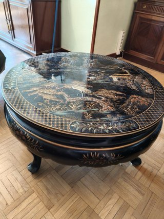 Mesa oriental lacada negra y dorada
