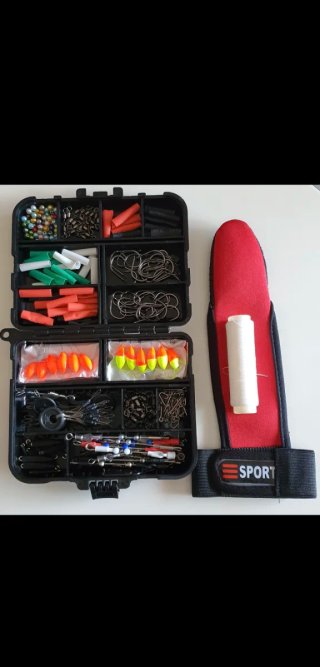 CAJA ACCESORIOS PESCA, 1 DEDIL, HILO ELÁSTICO.