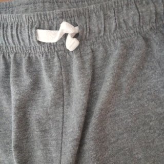 Pantaloncini ragazzo grigi con banda nera