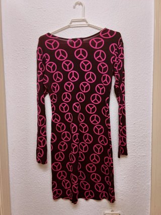 Vestido negro con estampado de paz rosa