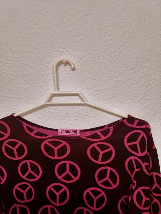 Vestido negro con estampado de paz rosa