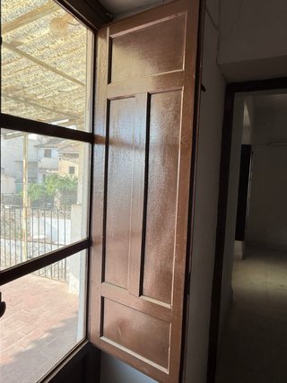 Balconeras de madera antigua con contraventanas